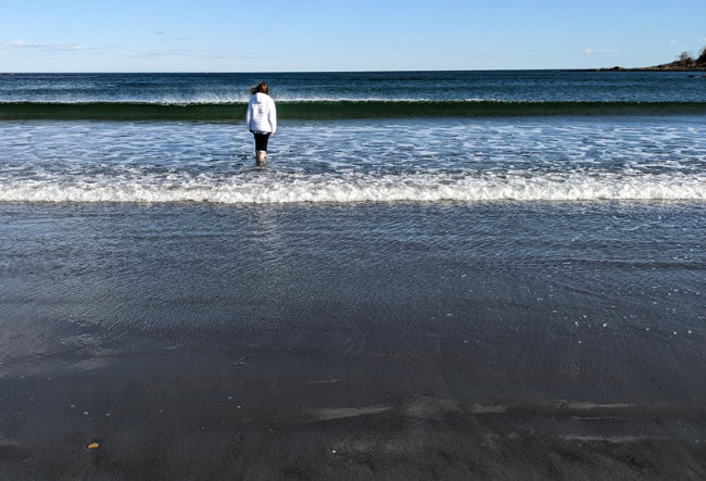 Eibhlin in the waves at York Harbor Beach (Maine), winter 2022